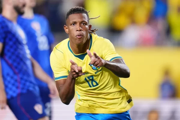 Danilo brilha contra Croácia e pressiona Ancelotti por vaga na Copa