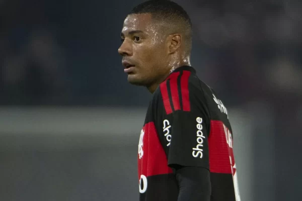 Jardim cogita poupar De La Cruz contra o Atlético-MG: risco de lesão no sintético