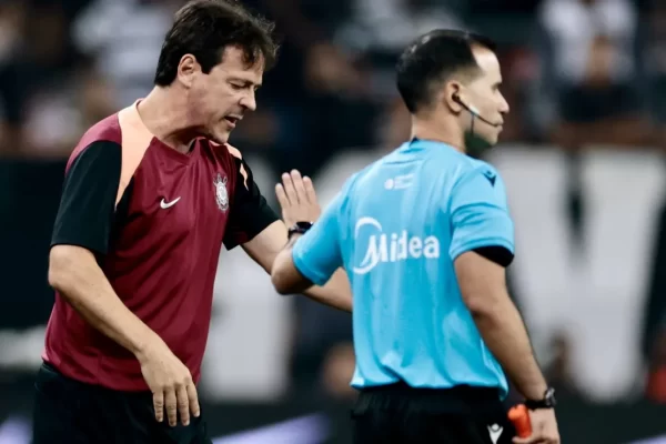 Diniz vira o jogo com dois a menos e Corinthians segura Palmeiras