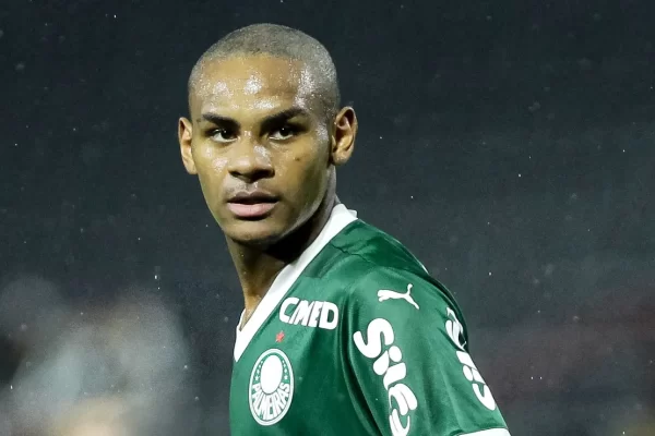 Palmeiras rejeita oferta milionária do Newcastle por joia de 16 anos