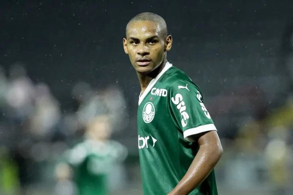 City lidera corrida por Eduardo Conceição, joia do Palmeiras