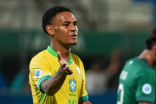Jovem do Palmeiras responde a racismo com gol e gesto viral