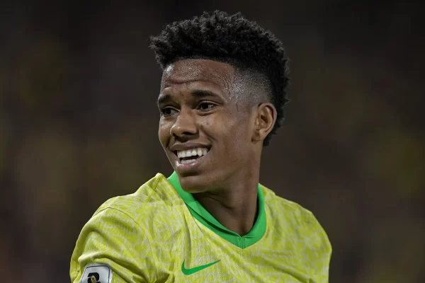 Chelsea atualiza lesão de Estevão e deixa futuro na Copa do Mundo em aberto