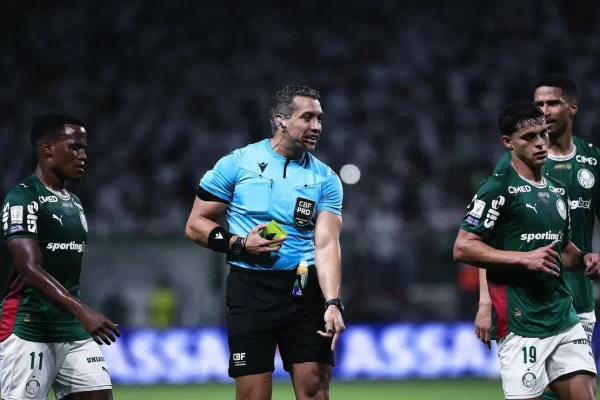 PC de Oliveira elogia arbitragem: pênalti anulado foi correto