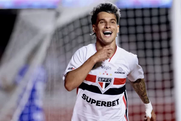 Ferreira brilha com Roger Machado e chega a 4 participações em gols