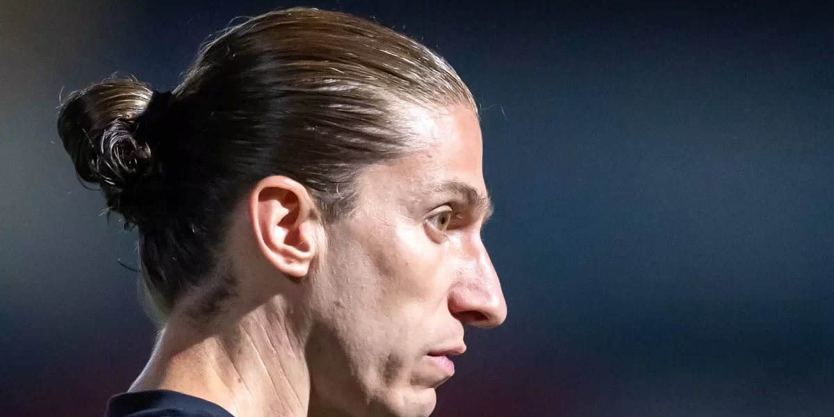 Filipe Luís negocia com time inglês e recebe proposta do Corinthians