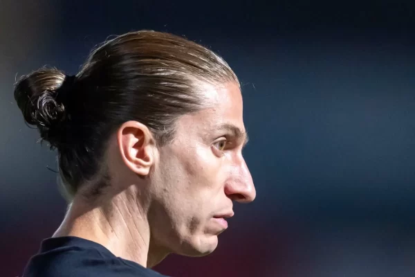 Filipe Luís negocia com time inglês e recebe proposta do Corinthians
