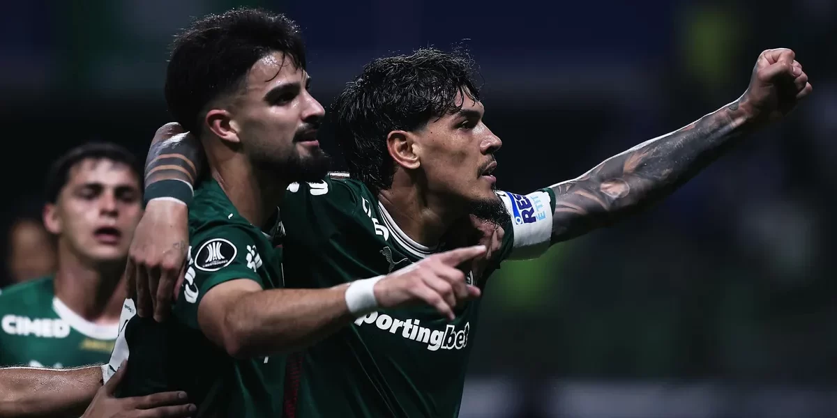 Goleiro usa celular para tentar defender pênalti do Palmeiras