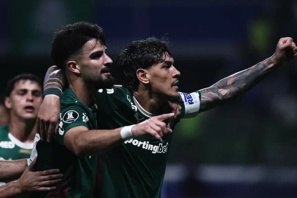 Goleiro usa celular para tentar defender pênalti do Palmeiras