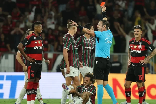 Flamengo dispara em expulsões: 50% dos jogos com vermelho