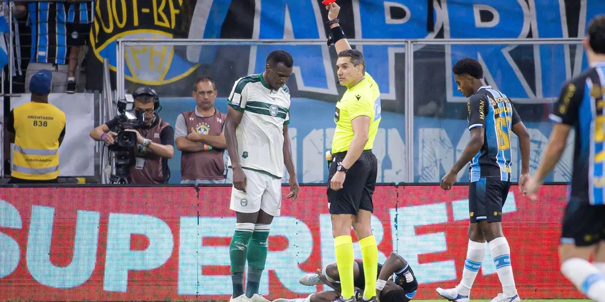 Grêmio vence Coritiba com expulsão polêmica e gol de garoto de 18 anos