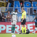 Grêmio vence Coritiba com expulsão polêmica e gol de garoto de 18 anos