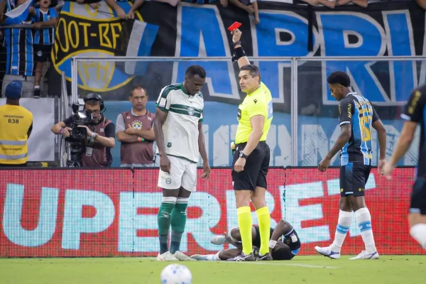 Grêmio vence Coritiba com expulsão polêmica e gol de garoto de 18 anos