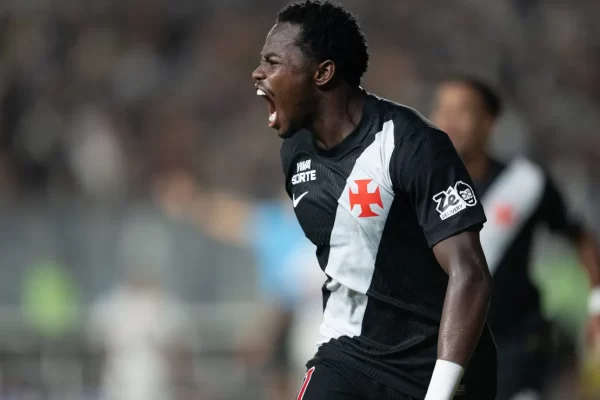 Vasco vence São Paulo com atuação apagada e alivia Renato Gaúcho