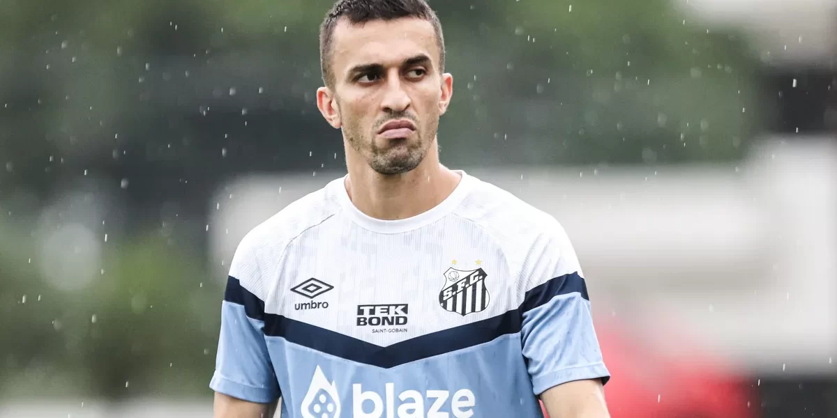 João Schmidt: sondagem do Bragantino não avança, volante fica no Santos