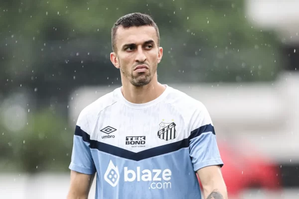 João Schmidt: sondagem do Bragantino não avança, volante fica no Santos