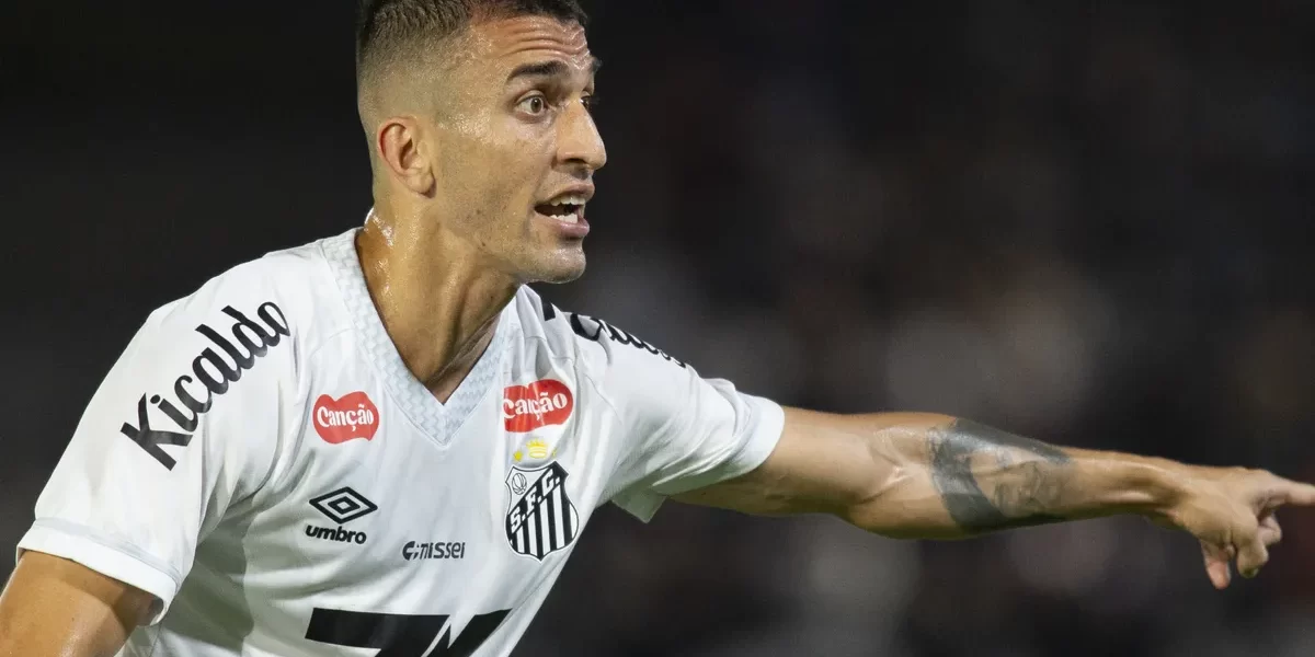 João Schmidt perde espaço no Santos e vê minutos despencar