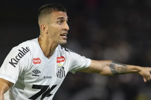 João Schmidt perde espaço no Santos e vê minutos despencar