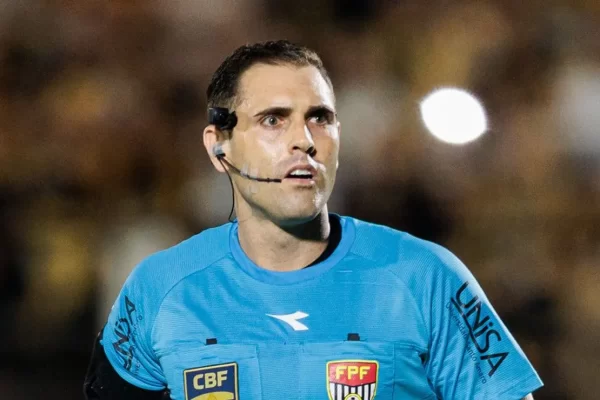 Ícaro leva vermelho por voadora no Gre-Nal da Copa do Brasil