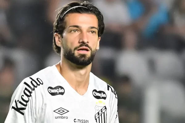 Lautaro Díaz vira dor de cabeça no Santos e Mattos já se arrepende da contratação