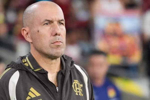 Jardim acerta nas trocas e Flamengo vence com gol de Paquetá