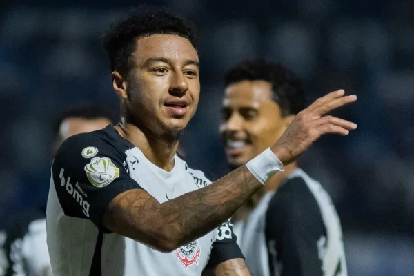 Lingard desencanta e decide com golaço pelo Corinthians