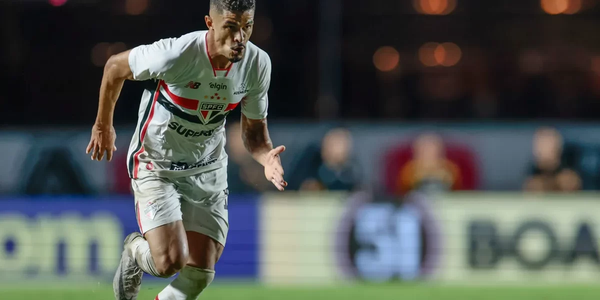 Lucas Ramon é expulso após chute na cabeça de Matheuzinho