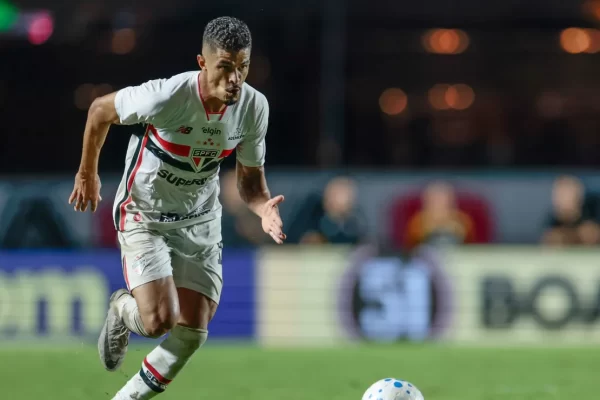 Lucas Ramon é expulso após chute na cabeça de Matheuzinho