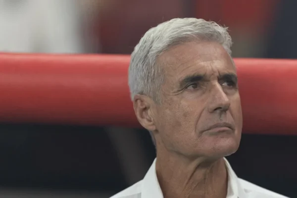 Luís Castro no Grêmio: sem medo de demissão e focado na evolução