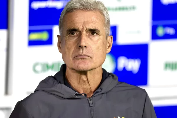 Presidente do Grêmio garante permanência de Luís Castro após Gre-Nal