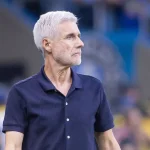 Expulsão polêmica: Luís Castro vê vermelho e deixa campo revoltado em Grêmio x Coritiba