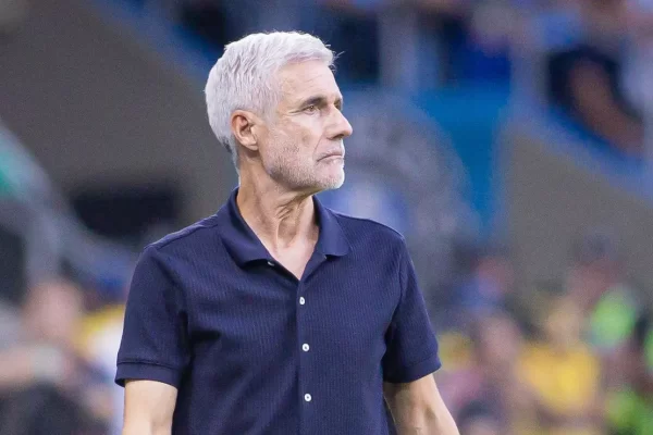 Expulsão polêmica: Luís Castro vê vermelho e deixa campo revoltado em Grêmio x Coritiba