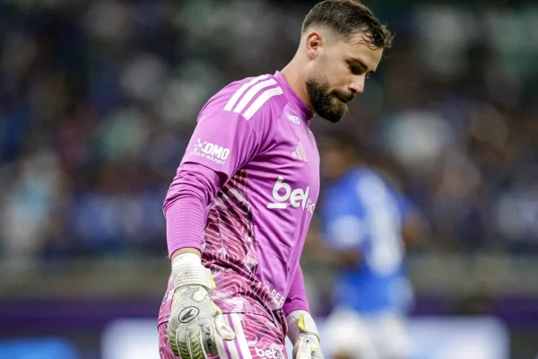 Gerson dá apoio a Matheus Cunha em momento marcante no Cruzeiro