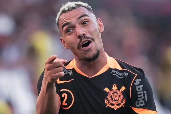 Raniele na lateral: atuação de gala provoca reação de Matheuzinho no Corinthians