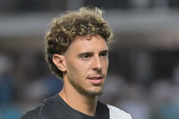 Torcida do Vasco esgota paciência com Nuno Moreira