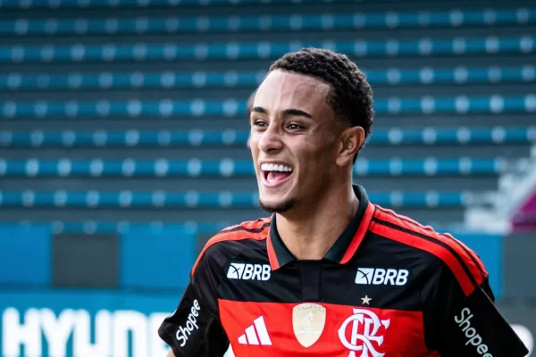 Flamengo age rápido: compra mais 20% de Ryan e corre para renovar