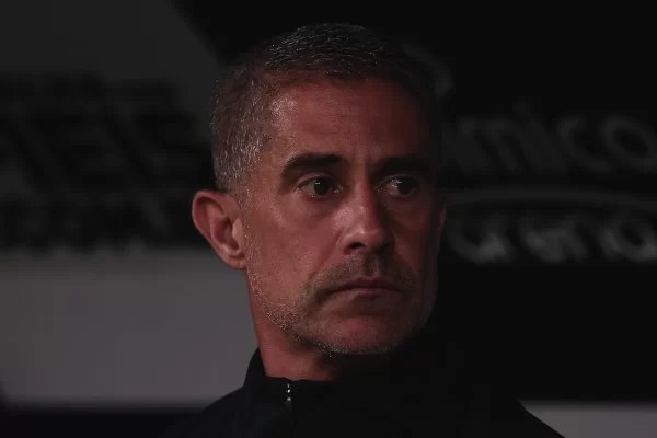 Corinthians busca técnico: Diniz não é certeza, Sylvinho entra na lista