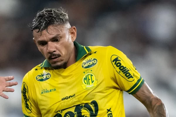 Torcida do Mirassol comemora saída de Tiquinho Soares em meio a crise