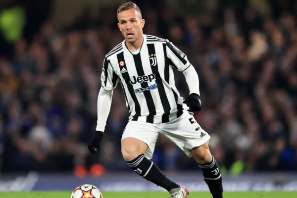 Arthur no Grêmio: Dinheiro da Juventus e Europa ameaçam permanência