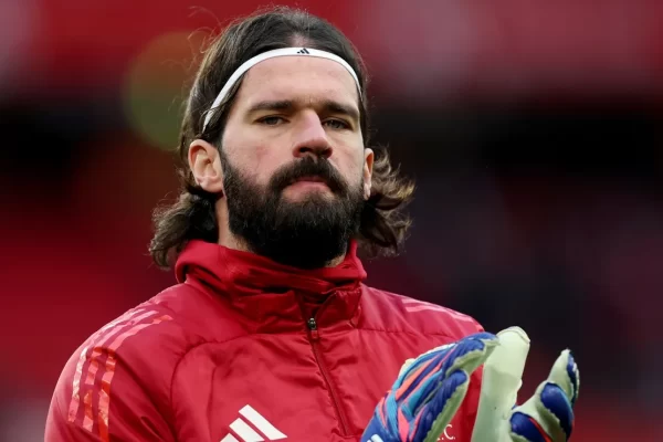 Futuro de Alisson na Europa é incerto e Inter de olho em retorno em 2027