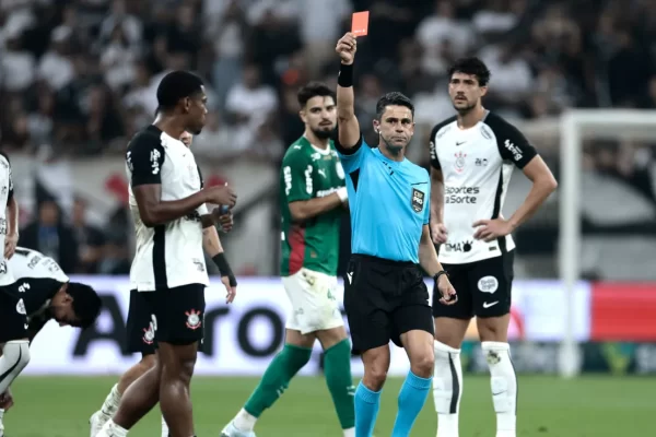 Corinthians multa André após gesto obsceno no clássico