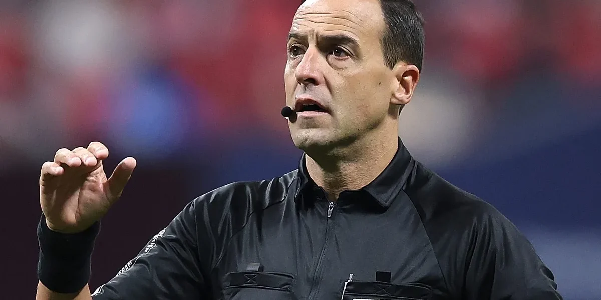 Torcedores de Cruzeiro e Boca detonam arbitragem de Ostojich em jogo quente