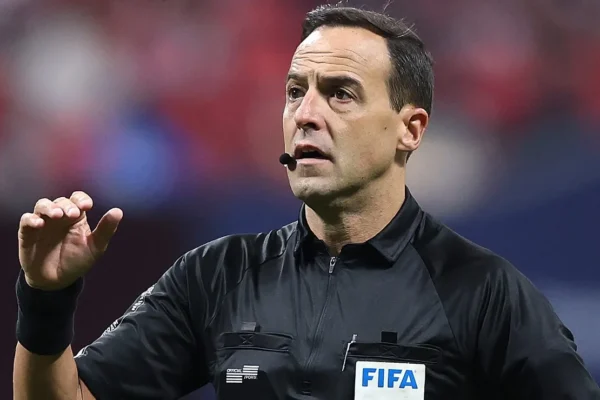 Torcedores de Cruzeiro e Boca detonam arbitragem de Ostojich em jogo quente