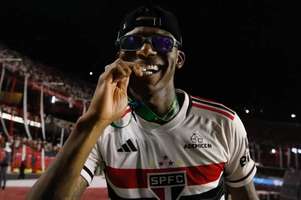 Vasco desiste de Arboleda: zagueiro é caro e gera polêmica no São Paulo