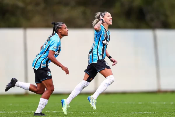 Camila Pini celebra virada do Grêmio Feminino com Jéssica de Lima