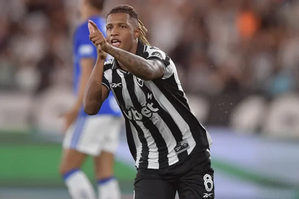 Danilo brilha e é o 2º volante mais goleador do mundo em 2026