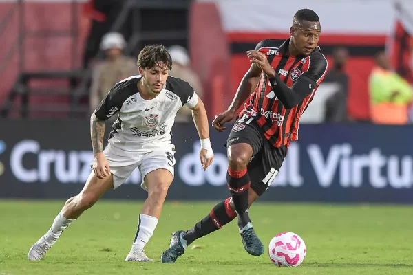Vitória x Corinthians: IA prevê jogo equilibrado e com gols no Barradão