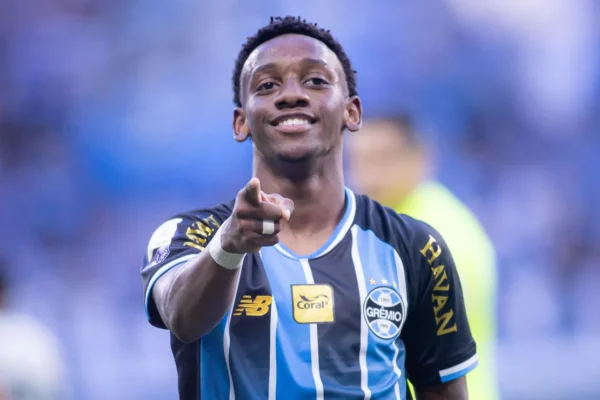 Gabriel Mec brilha no Grêmio: gol decisivo e números de destaque contra o Coritiba