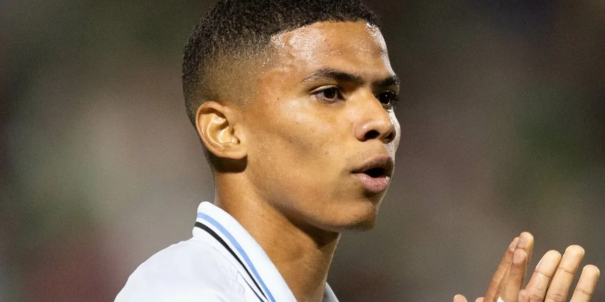 Enamorado brilha, acerta trave e conquista a torcida do Grêmio