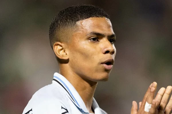 Enamorado brilha, acerta trave e conquista a torcida do Grêmio
